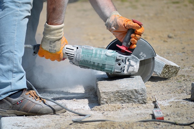 „DIY w małym mieszkaniu: Jak maksymalnie wykorzystać przestrzeń”