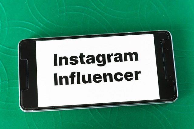 Jak zbudować markę osobistą w erze cyfrowej: Historia sukcesu influencerki z małego miasteczka