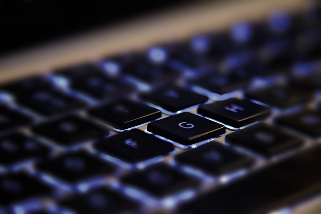 ** Aplikacje blokujące vs. fizyczna strefa offline: Co lepiej sprawdzi się w walce z uzależnieniem od ekranu w małym mieszkaniu?